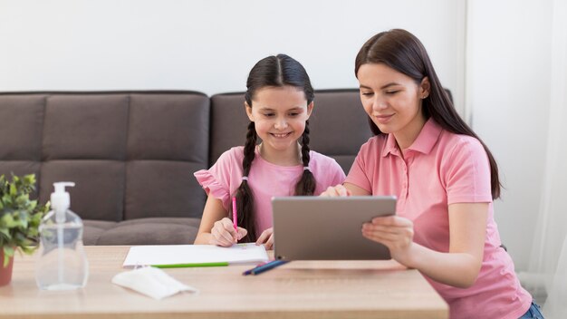 Tiro medio madre y niña sonriente