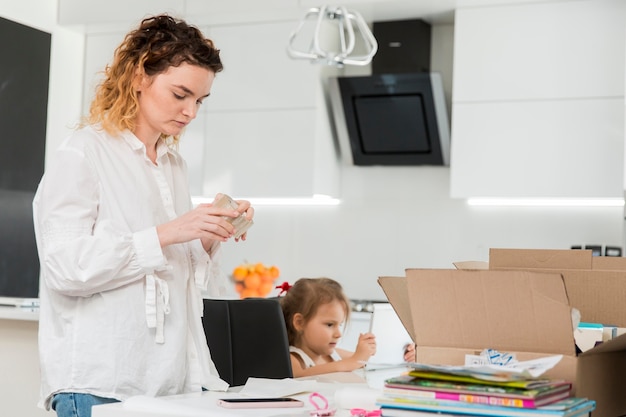 Tiro medio madre con niño en casa