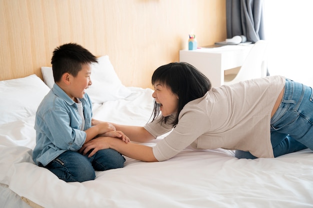 Foto gratuita tiro medio madre y niño jugando