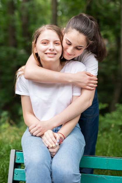 Foto gratuita tiro medio mejores amigos están cerca