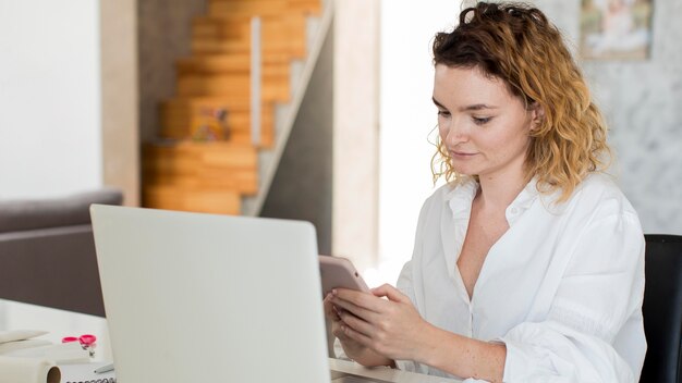 Tiro medio de mensajes de texto de mujer