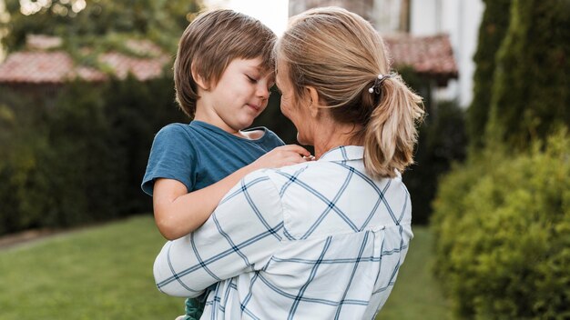 Tiro medio mujer abrazando a niño