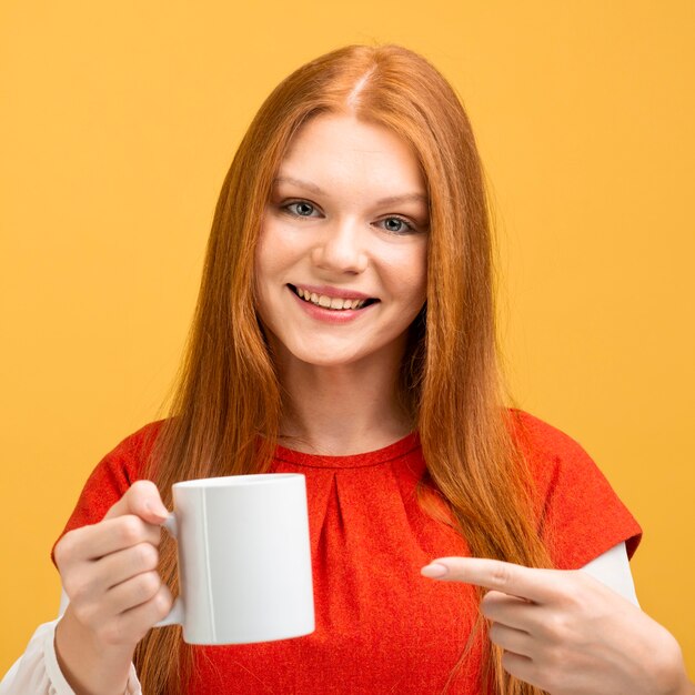 Tiro medio mujer apuntando a la taza