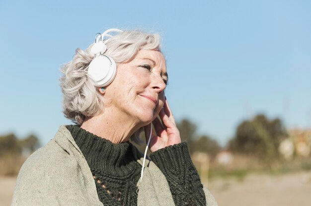 Tiro medio mujer con auriculares