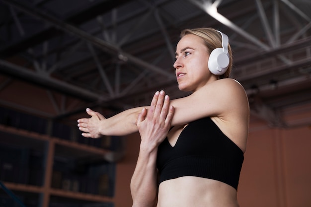 Tiro medio mujer con auriculares