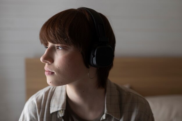 Tiro medio mujer con auriculares