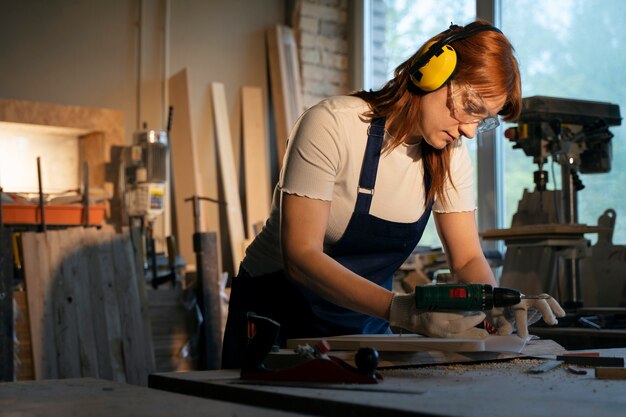 Tiro medio mujer con auriculares