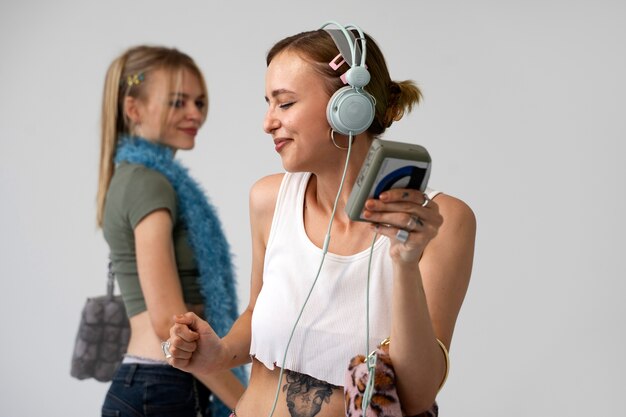 Tiro medio mujer con auriculares