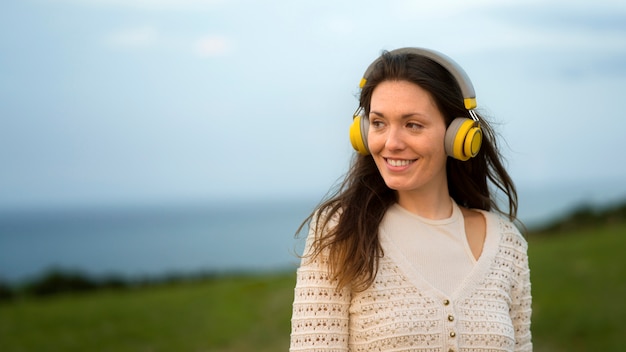 Tiro medio mujer con auriculares