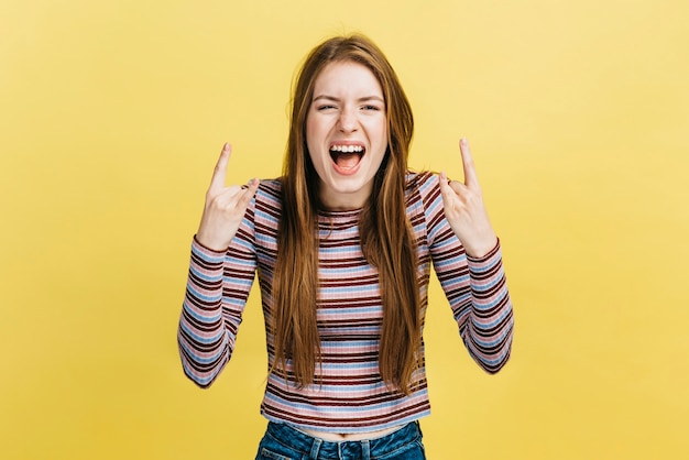 Foto gratuita tiro medio mujer balanceándose