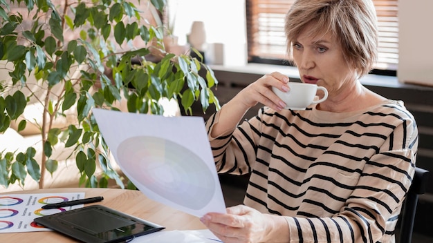 Tiro medio mujer bebiendo de taza