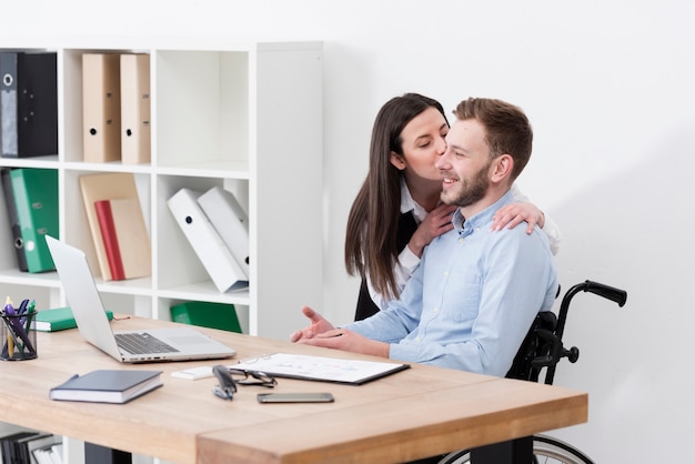 Tiro medio mujer besando a hombre