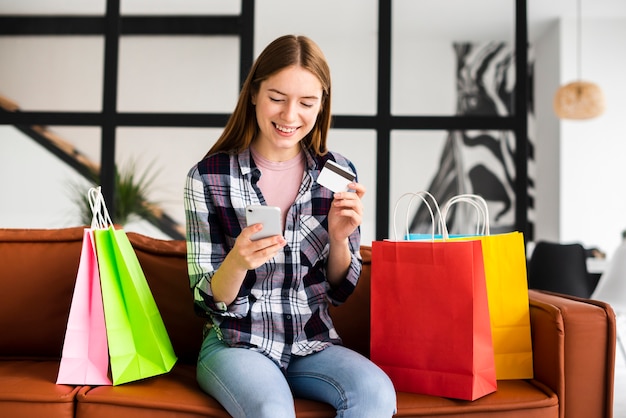 Tiro medio mujer bonita comprobación de teléfono