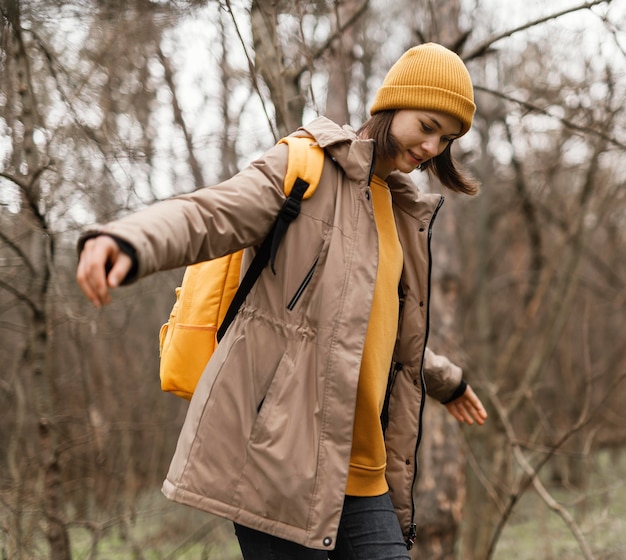 Tiro medio mujer bosque senderismo