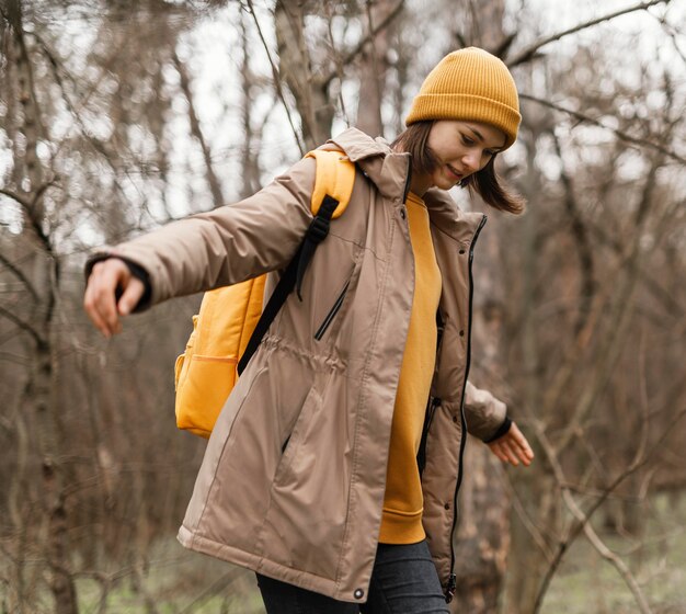 Tiro medio mujer bosque senderismo