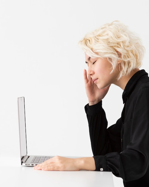 Foto gratuita tiro medio mujer cansada trabajando