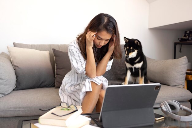 Tiro medio mujer cansada trabajando