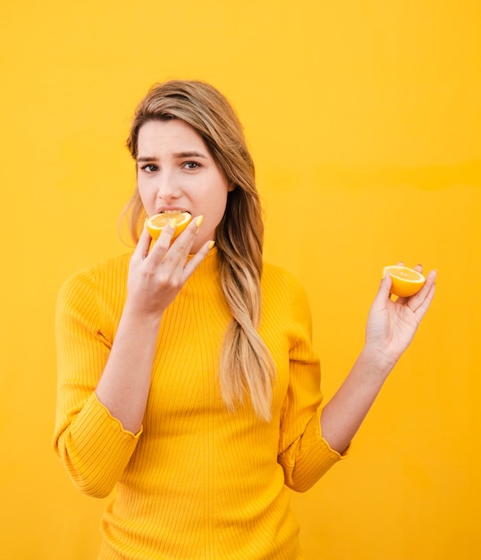 Foto gratuita tiro medio mujer comiendo fruta