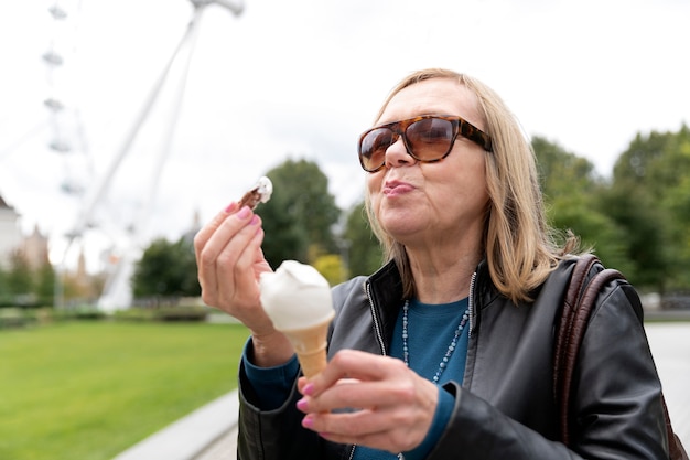 Foto gratuita tiro medio mujer comiendo helado