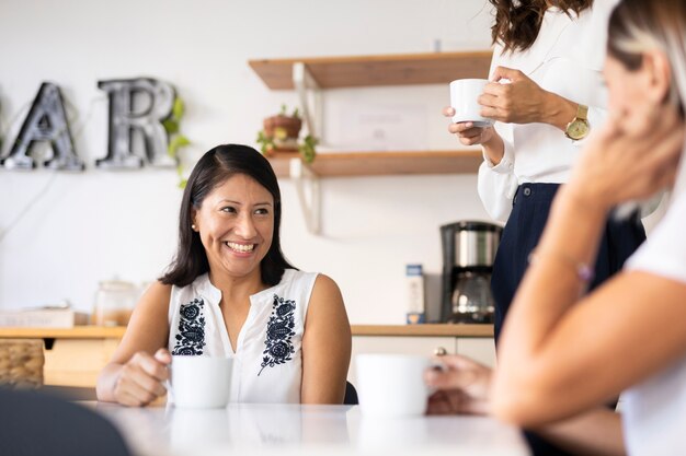 Tiro medio mujer corporativa sonriendo