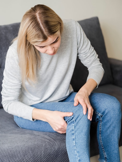 Tiro medio mujer con dolor