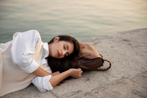 Tiro medio mujer durmiendo al aire libre