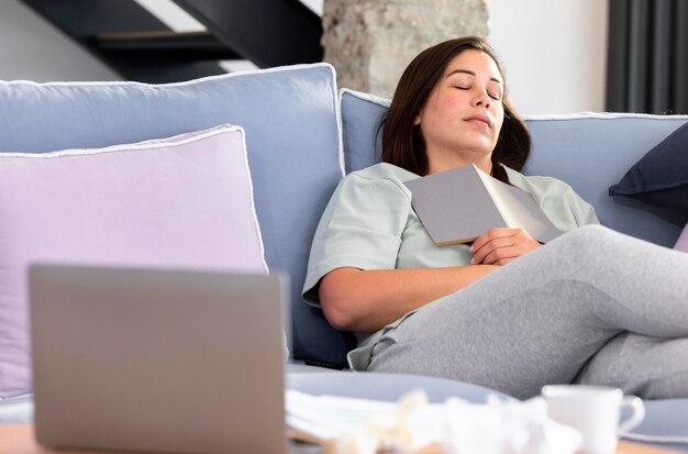 Tiro medio mujer durmiendo en el sofá