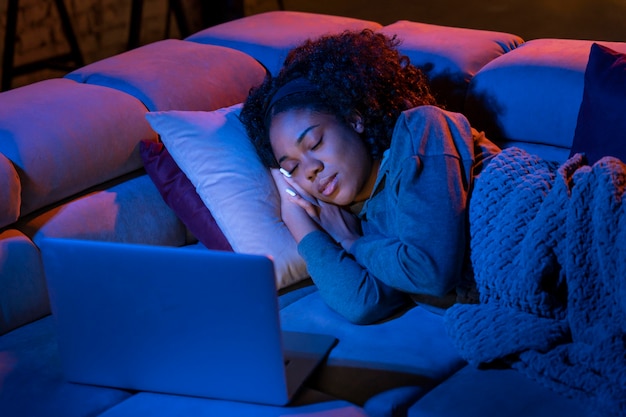 Tiro medio mujer durmiendo en el sofá