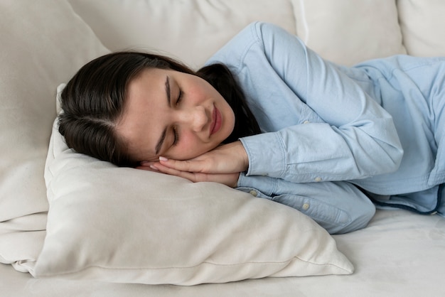 Tiro medio mujer durmiendo en el sofá