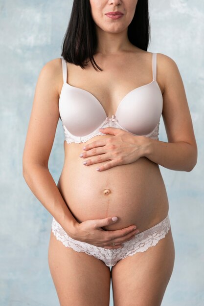 Tiro medio mujer embarazada tocando su vientre