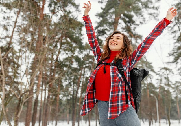 Tiro medio mujer emocionada al aire libre