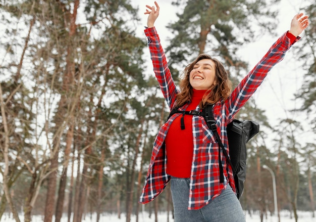 Tiro medio mujer emocionada al aire libre