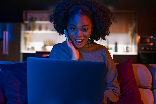 Tiro medio mujer emocionada con laptop