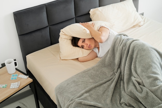 Tiro medio mujer enferma en la cama