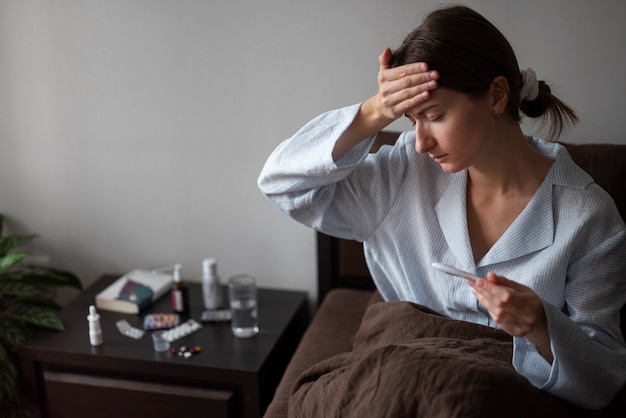 Tiro medio mujer enferma con fiebre