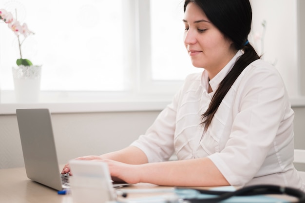 Foto gratuita tiro medio mujer escribiendo