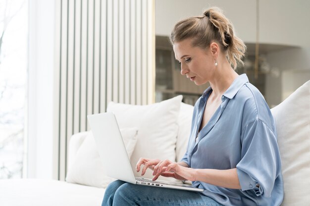 Tiro medio mujer escribiendo