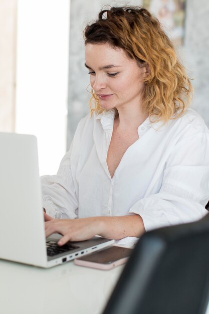 Tiro medio mujer escribiendo