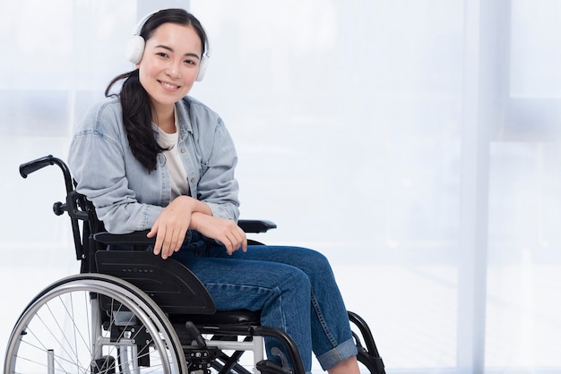 Tiro medio mujer escuchando música