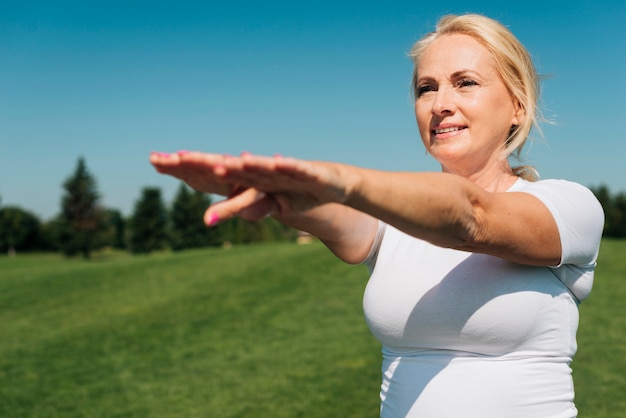 Foto gratuita tiro medio mujer estirando los brazos al frente