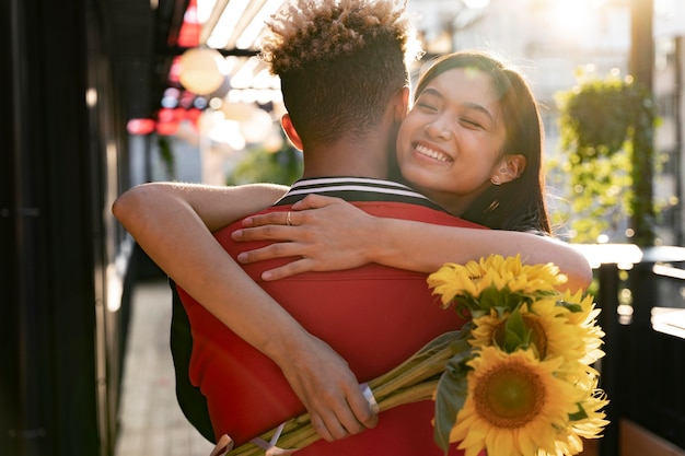 Tiro medio mujer feliz abrazando a hombre