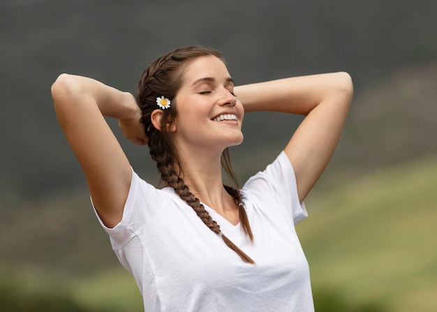 Foto gratuita tiro medio mujer feliz al aire libre