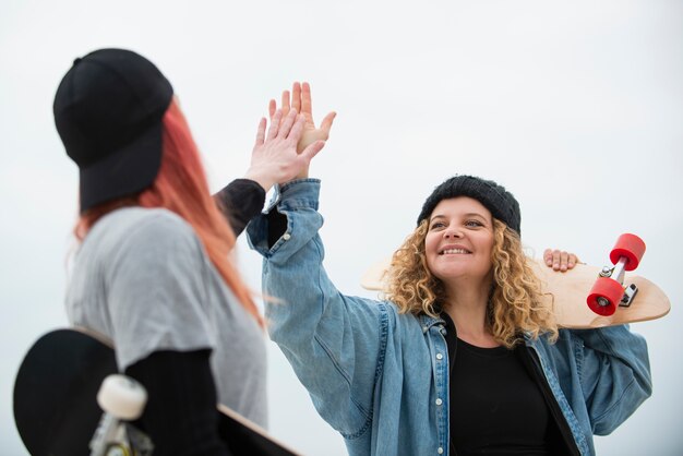 Tiro medio mujer feliz choca esos cinco