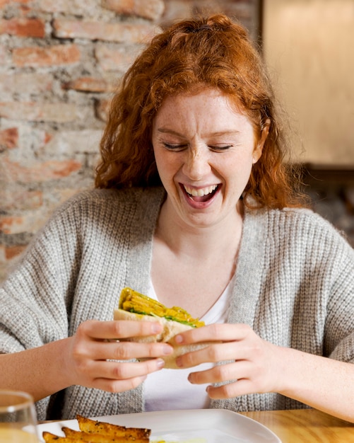 Tiro medio mujer feliz con comida