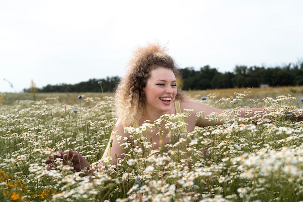 Foto gratuita tiro medio mujer feliz disfrutando de la naturaleza