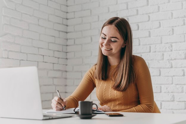 Tiro medio mujer feliz escribiendo