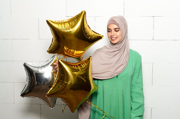 Tiro medio mujer feliz con globos