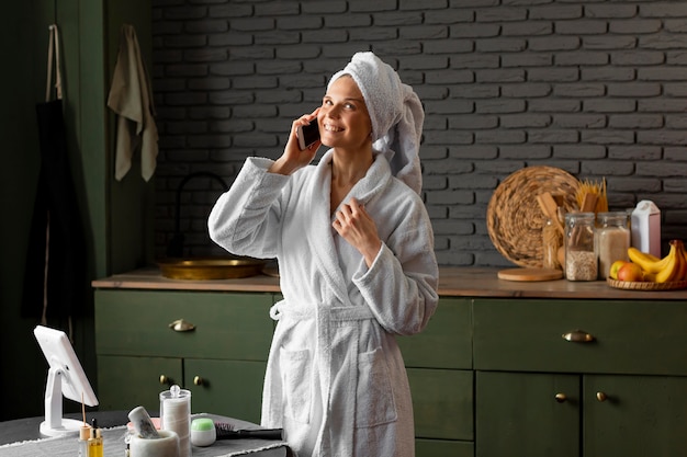 Foto gratuita tiro medio mujer feliz hablando por teléfono