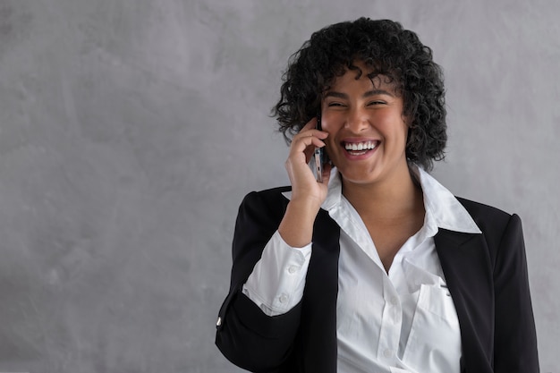 Foto gratuita tiro medio mujer feliz hablando por teléfono