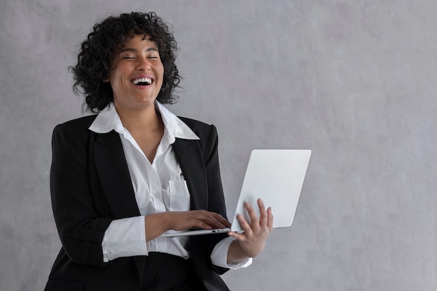 Tiro medio mujer feliz con laptop